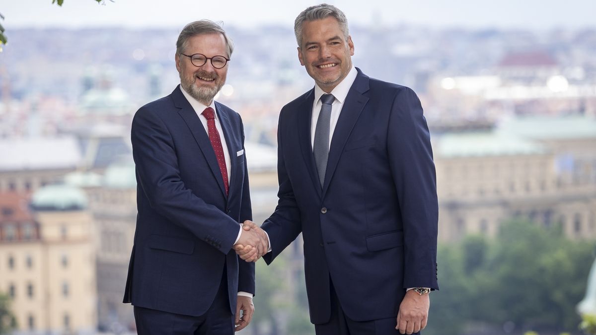 Rakouský kancléř v Česku podpořil rozšíření ropovodu TAL